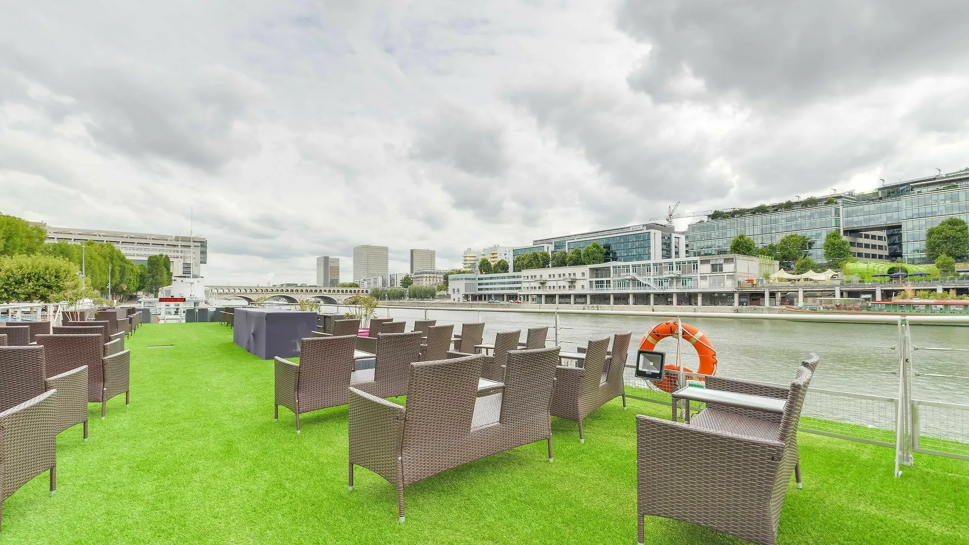 Vip Yacht & Hotel Paryż